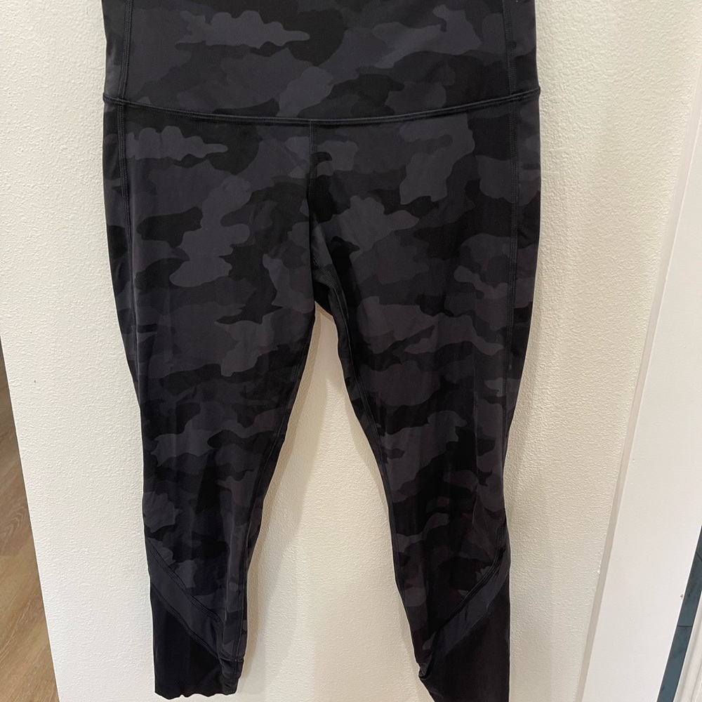 Lululemon scalloped camo wunder under leggings